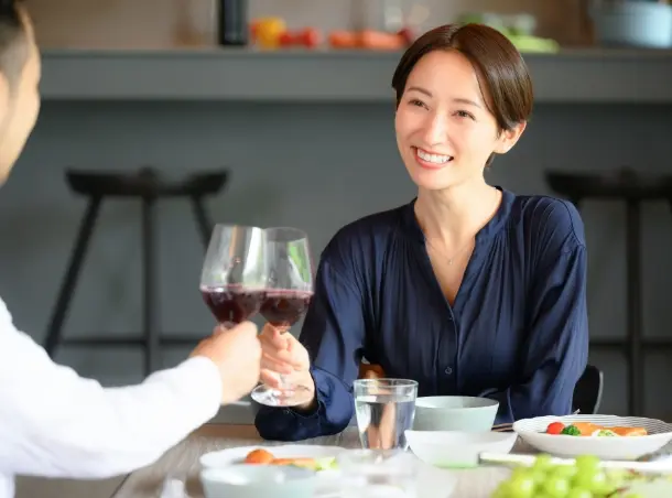 笑顔で乾杯する女性